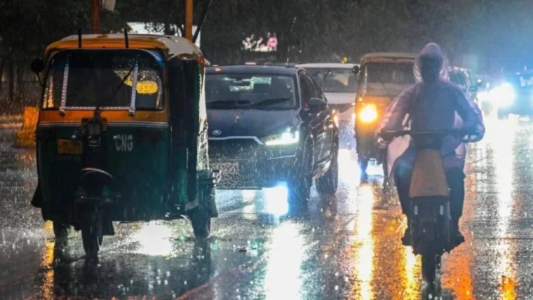 दिल्ली‑NCR में अचानक बदलते मौसम ने लाया तेज़ बारिश और ठंड