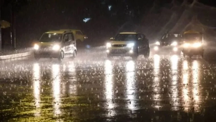 दिल्ली‑NCR में देर रात बदला मौसम: गरज‑चमक, बारिश और तेज़ हवाओं से ठंड में उछाल