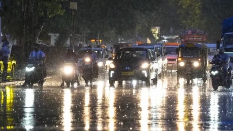 दिल्ली‑NCR में बदला मौसम का मिजाज, तेज हवाओं और बारिश से AQI में सुधार