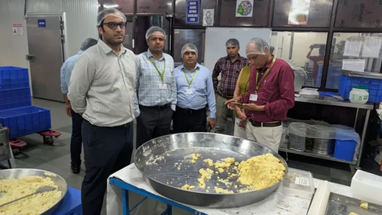 दिवाली से पहले यूपी में मिठाइयों और नमकीन पर FSDA की कड़ी छापेमारी: 38 जिलों में 260 प्रतिष्ठानों पर कार्रवाई