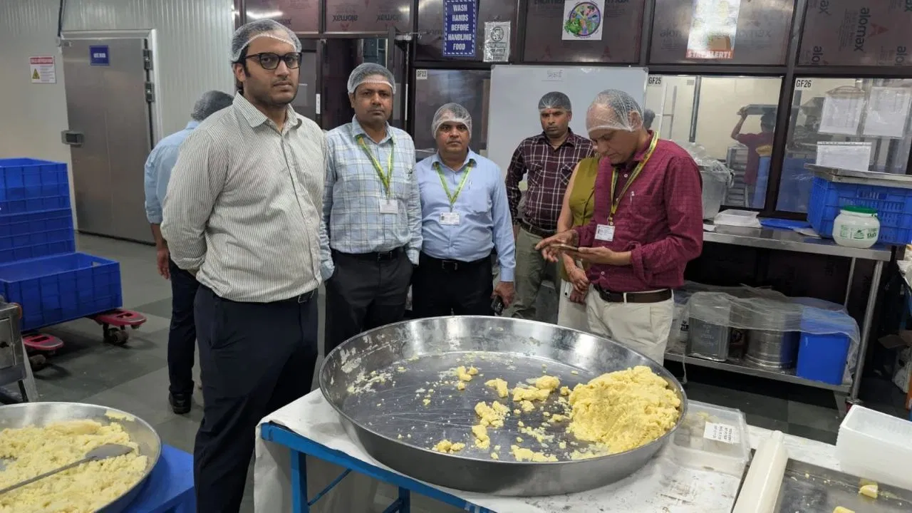 दिवाली से पहले यूपी में मिठाइयों और नमकीन पर FSDA की कड़ी छापेमारी: 38 जिलों में 260 प्रतिष्ठानों पर कार्रवाई