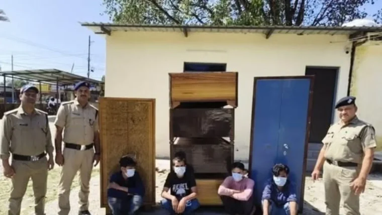 देहरादून के बंद हॉस्टल में 30 लाख की चोरी: चार दिन में 70 बेड, 35 अलमारियां और 20 दरवाजे उखाड़े गए