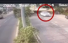 देहरादून में तेज रफ्तार ट्रक ने पुलिस वैन को मार दी, वैन सड़क पर पलटी