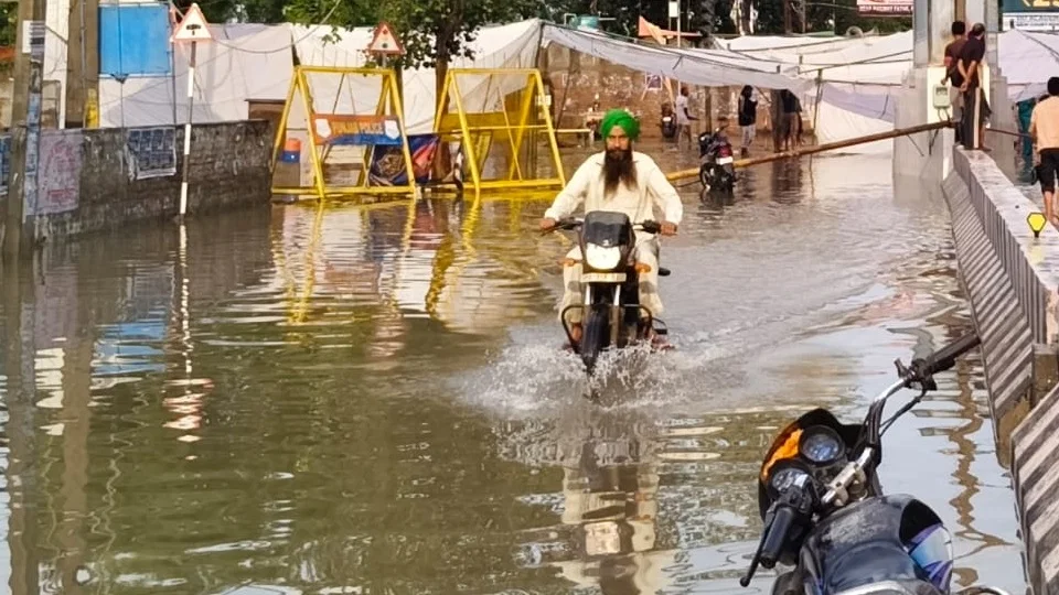 पंजाब में बदला मौसम: मानसा में भारी बारिश से जलभराव, पठानकोट में काले बादलों से अंधेरा