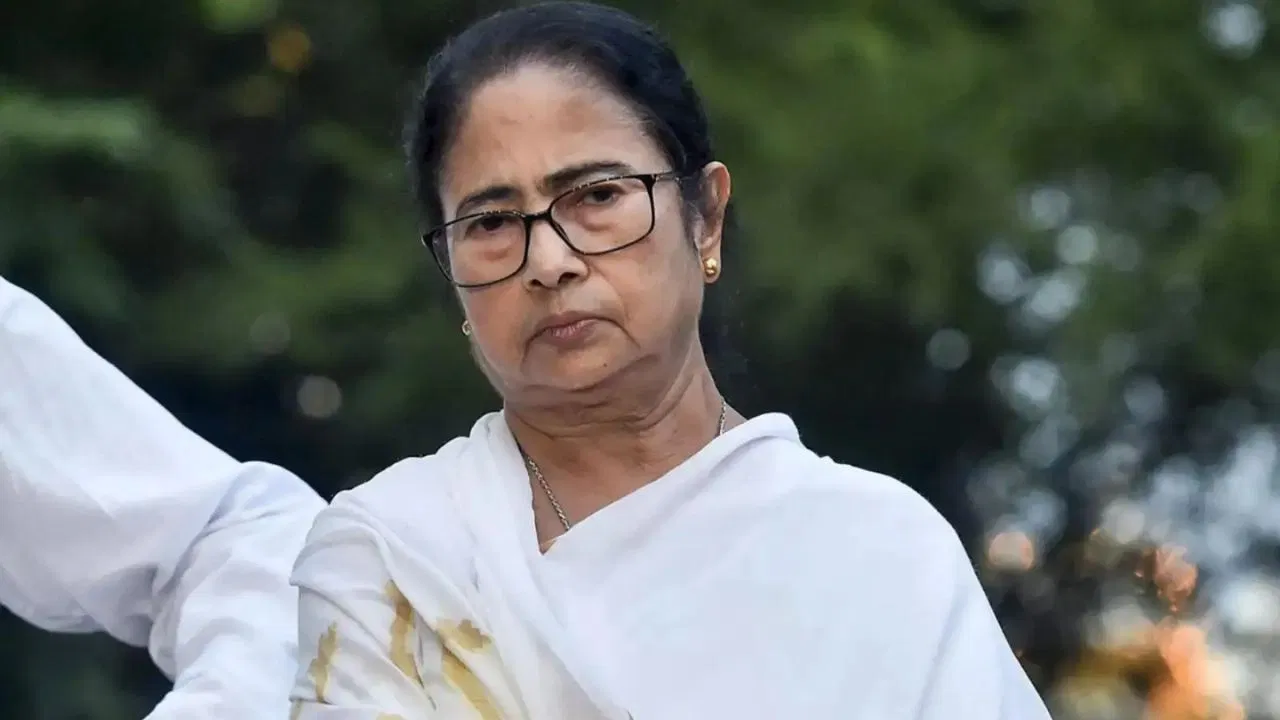 पूर्व मुख्यमंत्री ममता बनर्जी पर चाकू से हमले की कोशिश, TMC सांसद डोला सेन ने की शिकायत