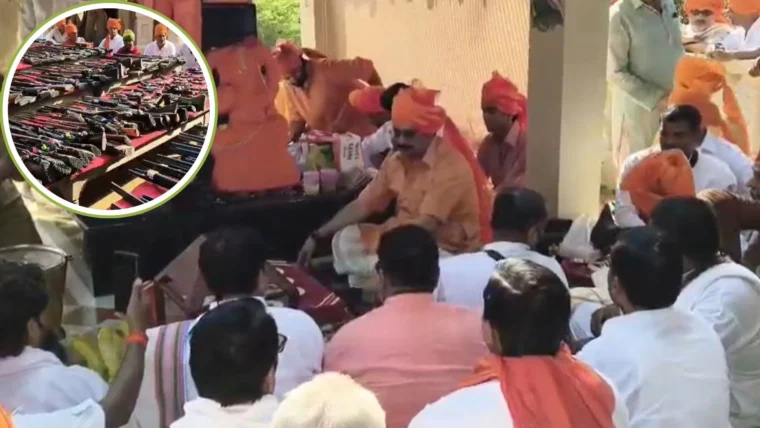 प्रतापगढ़ में दशहरा पर कुंडा विधायक राजा भैया ने किया शस्त्र पूजन, 1000 से अधिक हथियारों की शोभा
