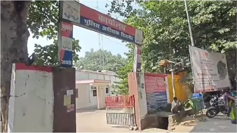 बिजनौर के बढ़ापुर थाने के SHO को सरकारी WhatsApp ग्रुप में अश्लील वीडियो पोस्ट करने पर सस्पेंड
