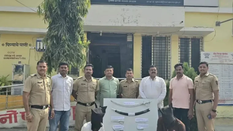 बीड में तलवार से केक काटने की वायरल वीडियो पर दो युवकों की गिरफ्तारी, तीन फीट की तलवार और दो खंजर बरामद