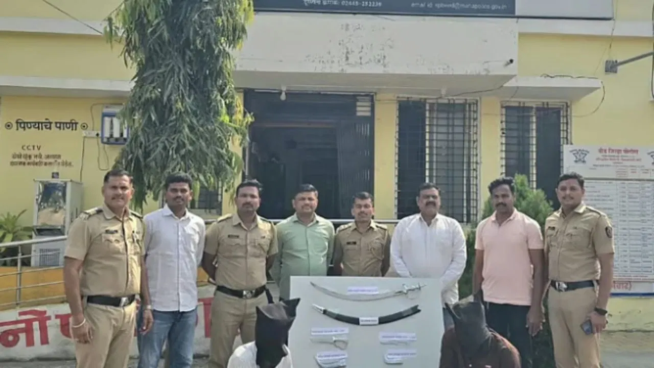 बीड में तलवार से केक काटने की वायरल वीडियो पर दो युवकों की गिरफ्तारी, तीन फीट की तलवार और दो खंजर बरामद