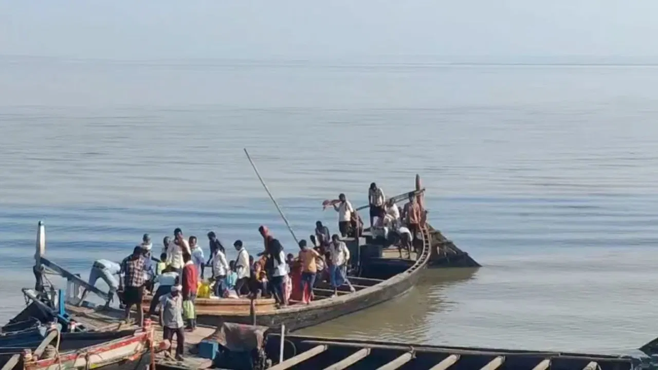 बेगूसराय में गंगा नदी में नौका पलटने से दो मजदूर लापता, चार घायल