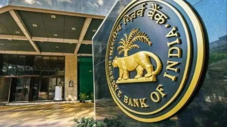 बैंक की सेवा में देरी पर मिल सकता है दैनिक जुर्माना – RBI के नियमों की पूरी जानकारी