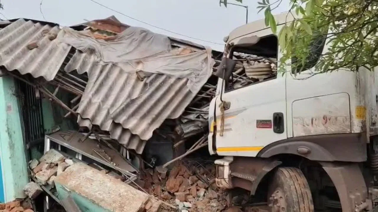 बोकारो में ट्रेलर ने होटल में घुसकर 2 लोगों की मौत, 4 घायल
