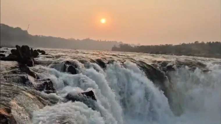 भेड़ाघाट‑धुआंधार में पर्यटन फिर से खुला, नौका विहार और रोपवे से सैलानी लौटे