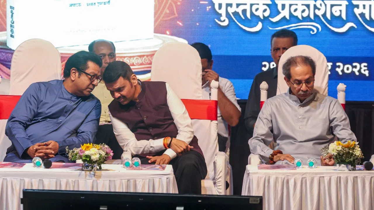 महाराष्ट्र की सियासत में नया मोड़: फडणवीस, उद्धव और राज ठाकरे ने एक मंच साझा किया