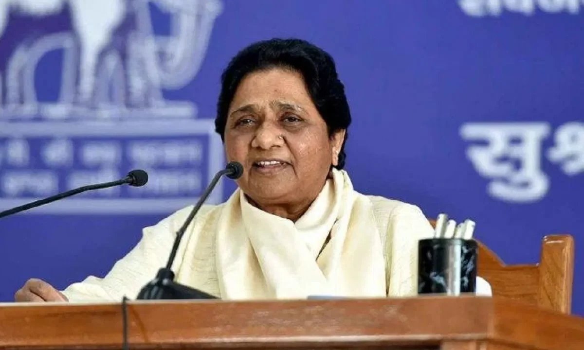 मायावती ने सपा पर हमला: PDA वोट चाहिए, टिकट परिवार और उद्योगपतियों को