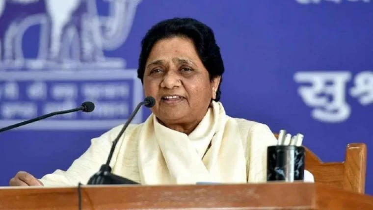 मायावती ने सपा पर हमला: PDA वोट चाहिए, टिकट परिवार और उद्योगपतियों को