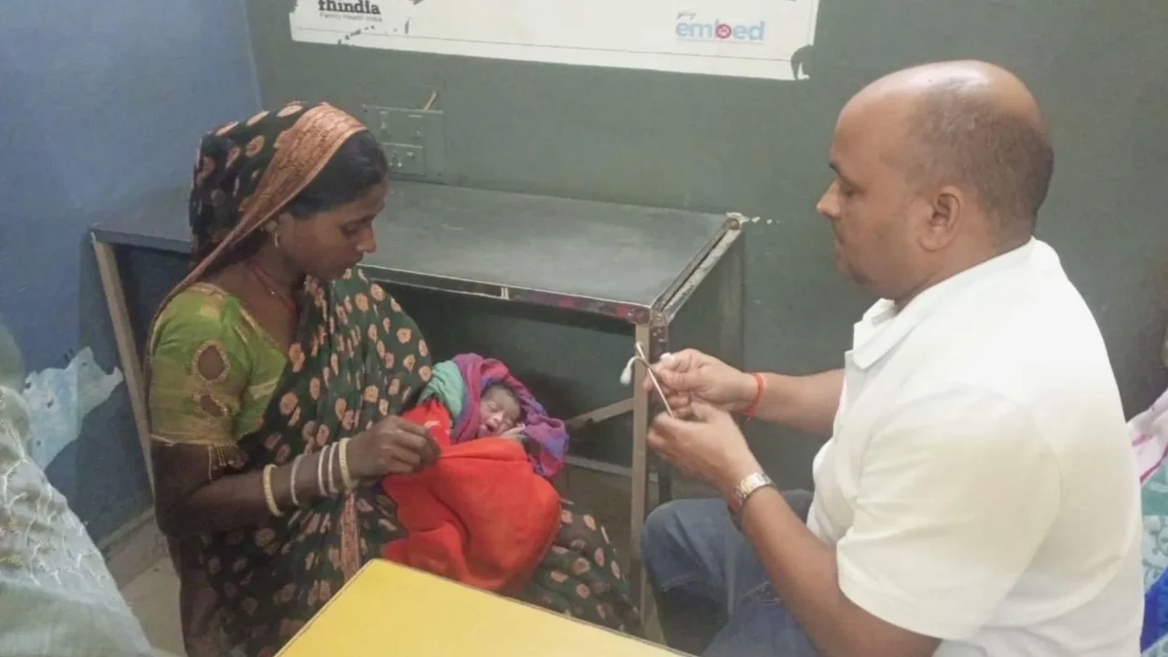 मिर्जापुर के विंध्याचल में नवजात शिशु को नाले में पाया, स्थानीय लोगों ने बचाई