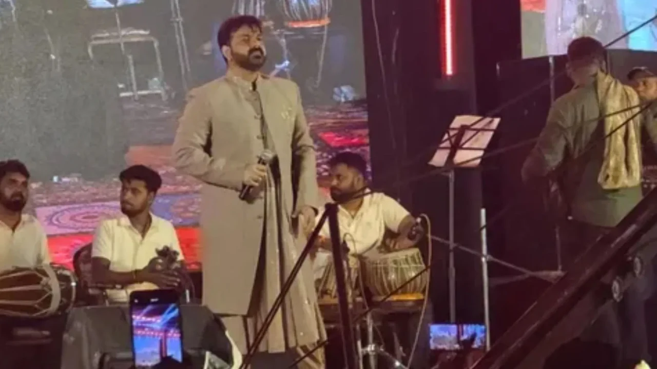 मुंगेर की दुर्गा पूजा में पवन सिंह‑रवि किशन ने किया धमाल, ऊर्जा मंत्री शैलेश कुमार ने किया दीप प्रज्वलन