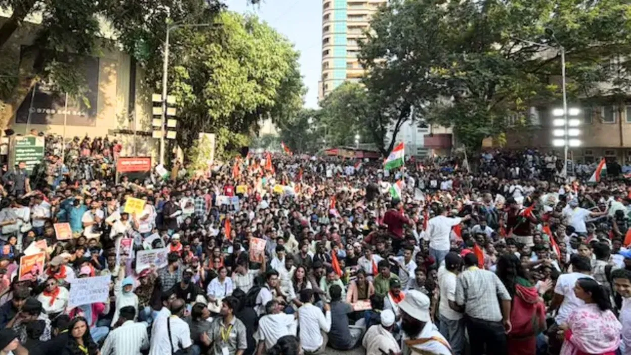 मुंबई में CJP प्रदर्शन: अंजलि दमानिया सहित कई लोगों को हिरासत, आदित्य ठाकरे ने सरकार पर निशाना साधा