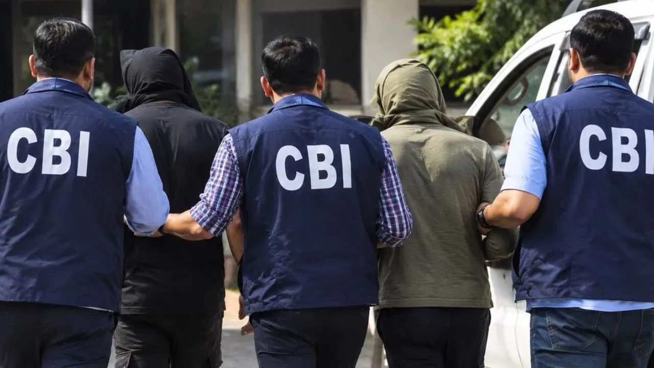 यूपी में ED के दो अधिकारी गिरफ्तार… CBI का बड़ा एक्शन, 5 लाख की रिश्वत लेते पकड़ा