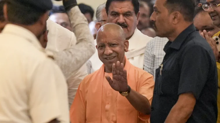 योगी कैबिनेट में शिक्षक‑कर्मचारियों के लिए कैशलेस इलाज का प्रस्ताव