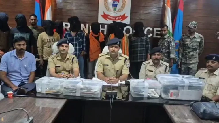 रांची में साइबर ठगी के बड़े नेटवर्क का पर्दाफाश, 10 गिरफ्तार, 7.98 लाख रुपये नकद बरामद