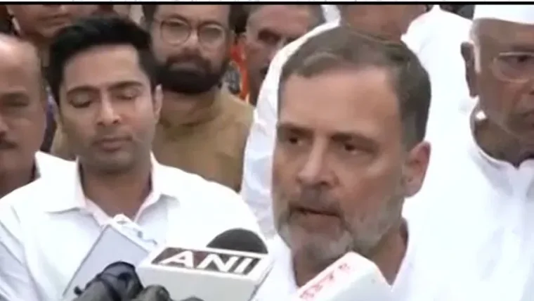 राहुल‑प्रियंका गांधी ने सरकार और ईसीआई पर लगाए गंभीर आरोप, गांधी स्मारक में विरोध प्रदर्शन