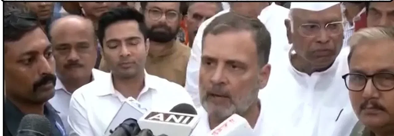 राहुल‑प्रियंका गांधी ने सरकार और ईसीआई पर लगाए गंभीर आरोप, गांधी स्मारक में विरोध प्रदर्शन