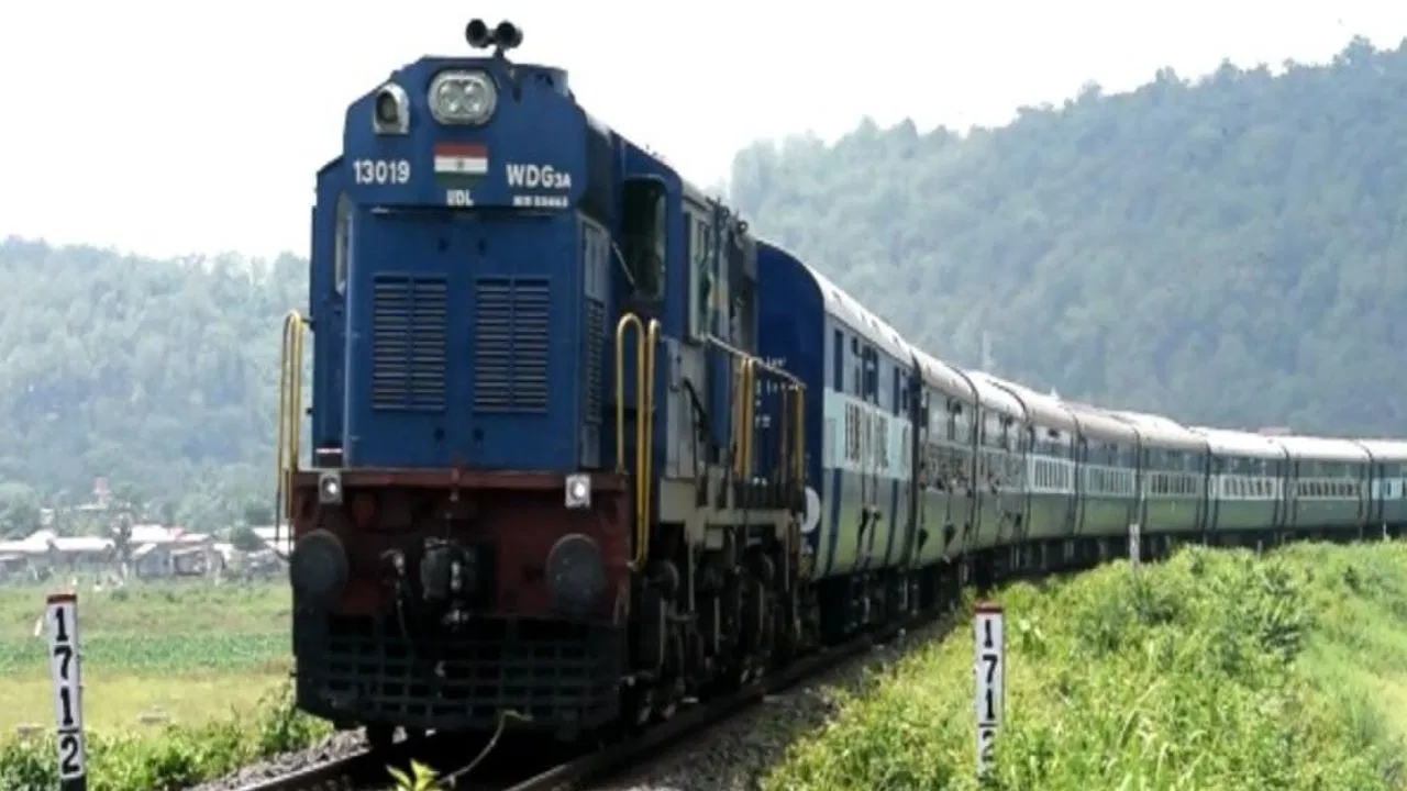 रेलवे ने 40 घंटे से अधिक यात्रा वाली 11 लंबी दूरी की ट्रेनों की स्वच्छता पर की कड़ी निगरानी