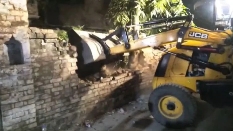 लखनऊ ट्रिपल मर्डर केस में मुख्य आरोपी के घर पर बुलडोजर कार्रवाई, LDA ने किया सील