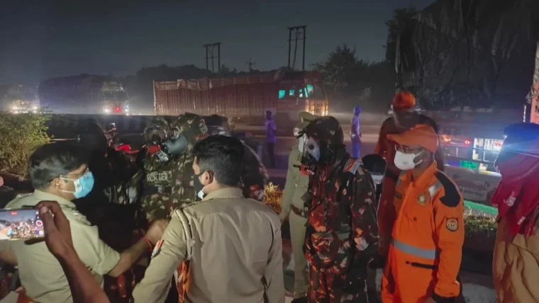 लखनऊ में फॉर्मेलिन टैंकर पलटा, 2 किमी तक आँखों में जलन, किसान पथ बंद