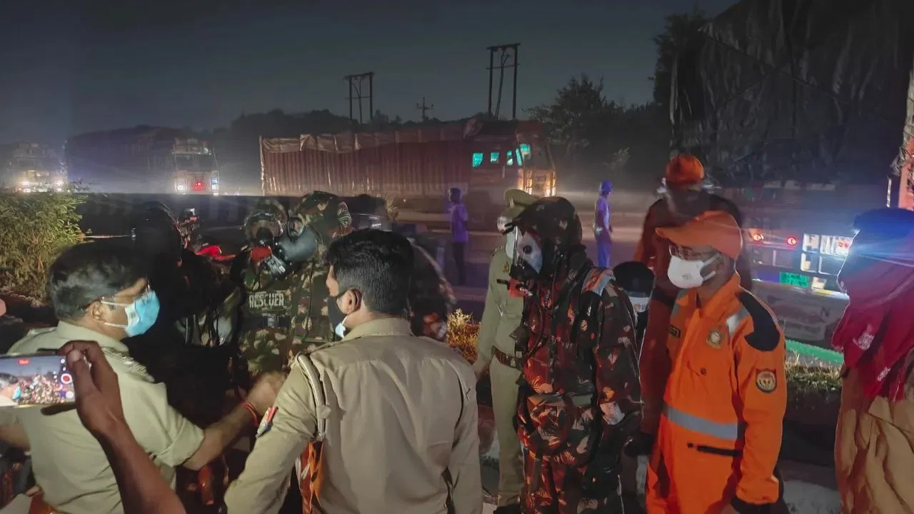 लखनऊ में फॉर्मेलिन टैंकर पलटा, 2 किमी तक आँखों में जलन, किसान पथ बंद