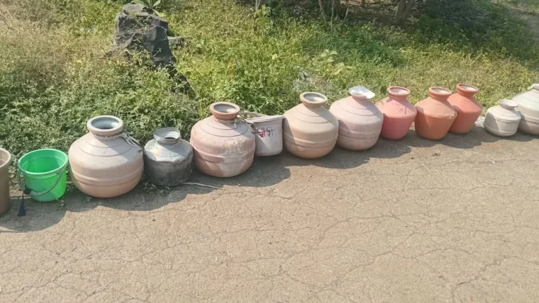 लातूर के वड़वाल नागनाथ गांव में पानी की किल्लत: केवल 5 घड़े पानी मिलने से ग्रामीणों की रोज़मर्रा की ज़रूरतें संकट में