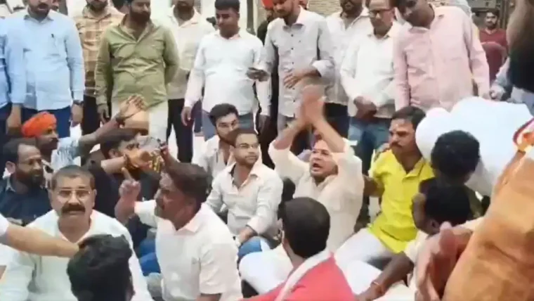 वाराणसी एमएलसी स्नातक खंड मतगणना पर बीजेपी का धरना, सपा प्रत्याशी आशुतोष सिन्हा आगे