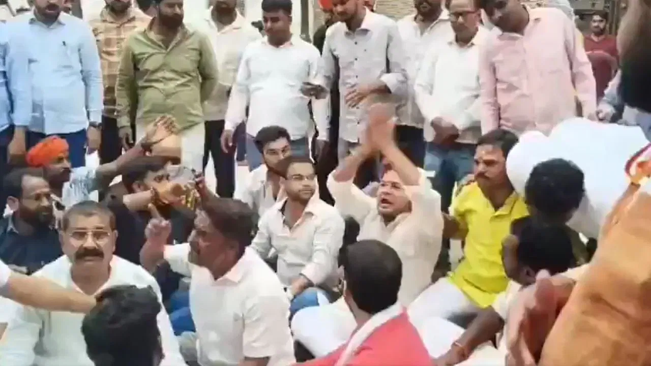 वाराणसी एमएलसी स्नातक खंड मतगणना पर बीजेपी का धरना, सपा प्रत्याशी आशुतोष सिन्हा आगे