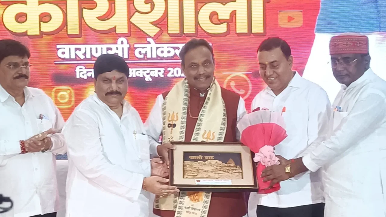 वाराणसी में BJP कार्यकर्ताओं को सोशल मीडिया से Gen Z को 2014‑पूर्व की स्थिति बताने का निर्देश