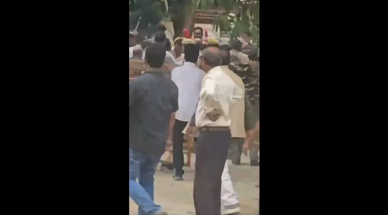 वाराणसी MLC चुनाव में भाजपा कार्यकर्ताओं और पुलिस के बीच भिड़ंत, सपा ने बेईमानी का आरोप लगाया
