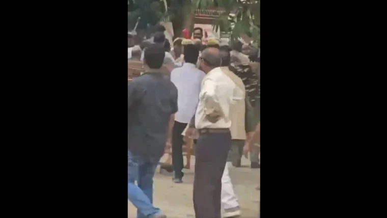 वाराणसी MLC चुनाव में भाजपा कार्यकर्ताओं और पुलिस के बीच भिड़ंत, सपा ने बेईमानी का आरोप लगाया