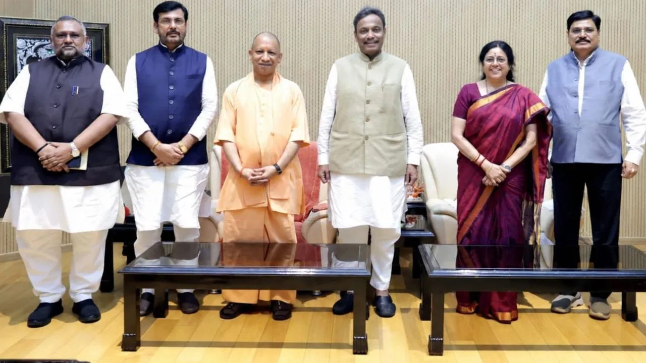 विनोद तावड़े ने लखनऊ में बीजेपी के संगठन को मिशन‑2027 के तहत चुनावी मोड में लाने की दिशा में रणनीति तय की
