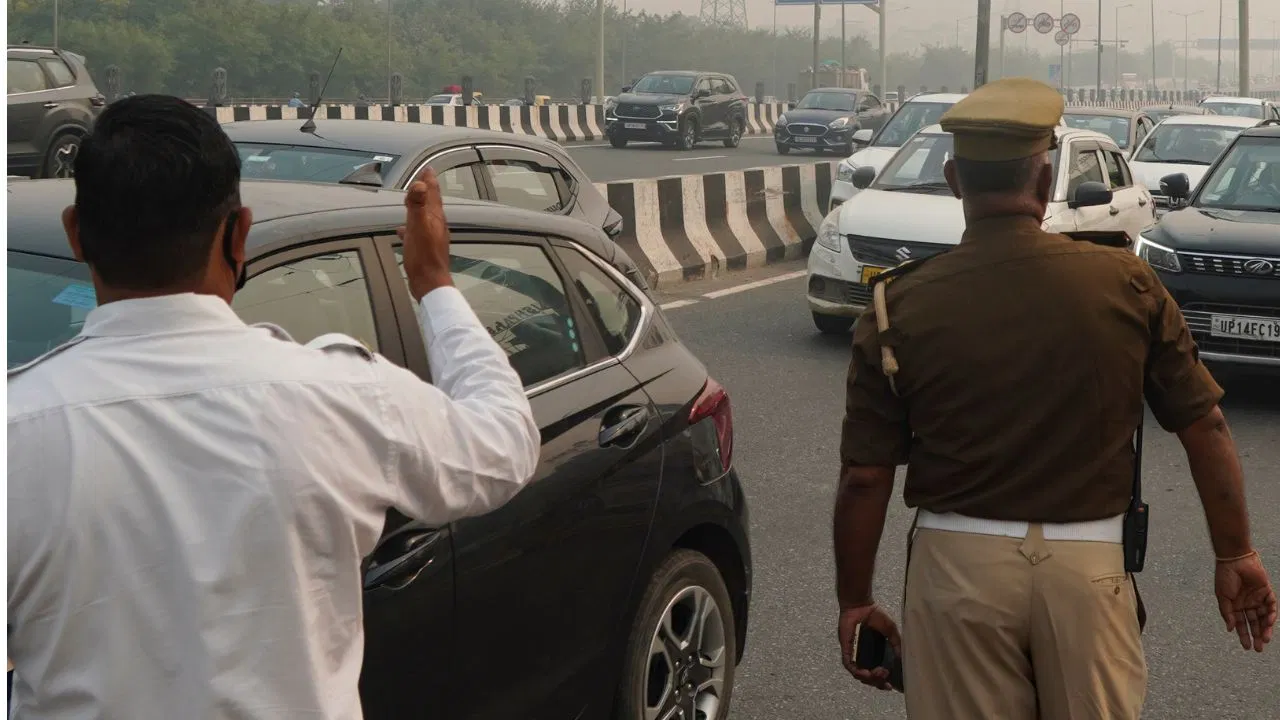विपक्ष के प्रदर्शन के कारण दिल्ली में ट्रैफिक एडवाइजरी: प्रमुख रास्तों पर डायवर्जन और सावधानियां