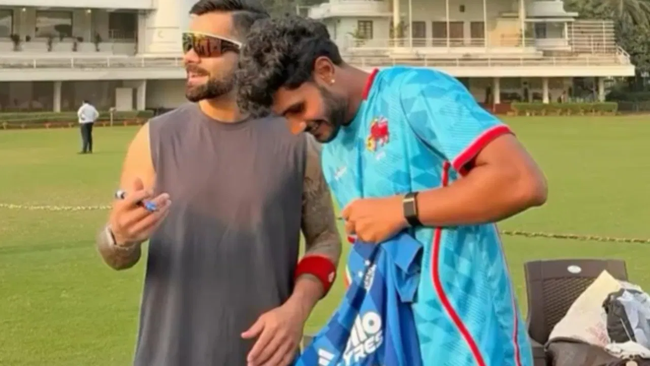 विराट कोहली ने मुंबई में नेट बॉलर को दी अनमोल जर्सी, युवा क्रिकेटर का दिन बन गया खास