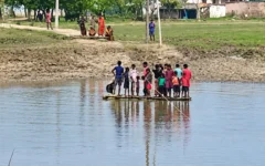 वैशाली में 13 बच्चों की मौत के बाद भी जुगाड़ नावों से जीवन‑जोखिम जारी