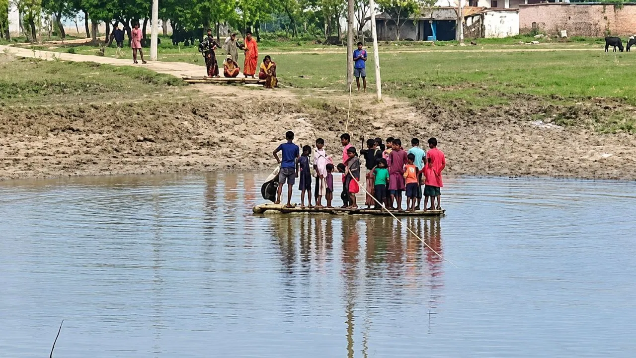 वैशाली में 13 बच्चों की मौत के बाद भी जुगाड़ नावों से जीवन‑जोखिम जारी