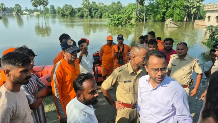 सारण में तटबंध टूटने से बाढ़ का भयानक मंजर, 48 गांव जलमग्न, 500 घर पानी से घिरे