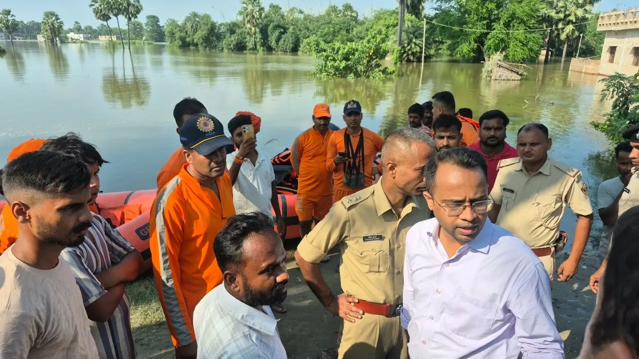 सारण में तटबंध टूटने से बाढ़ का भयानक मंजर, 48 गांव जलमग्न, 500 घर पानी से घिरे