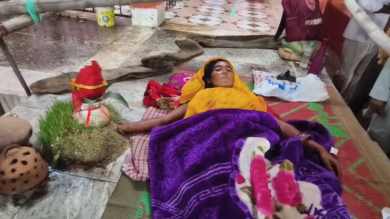 सुपौल की गुड्डी देवी ने नवरात्रि में हाथ पर कलश स्थापित कर व्रत किया, स्वास्थ्य विभाग ने चेतावनी दी