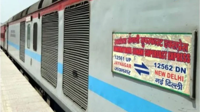 स्वतंत्रता सेनानी एक्सप्रेस के A2 कोच में सांप: यात्रियों में दहशत, कोच बदला