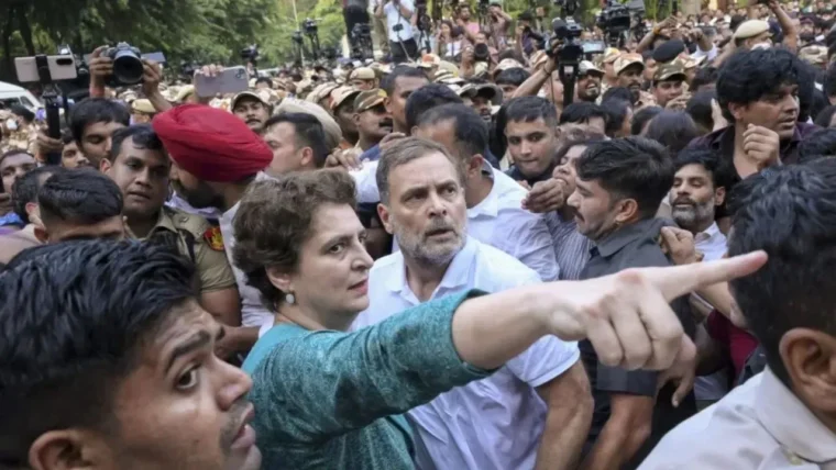 INDIA गठबंधन के सांसदों ने संसद में मीटिंग की, मुख्य चुनाव आयुक्त के इस्तीफे की मांग पर चौथे दिन का प्रदर्शन