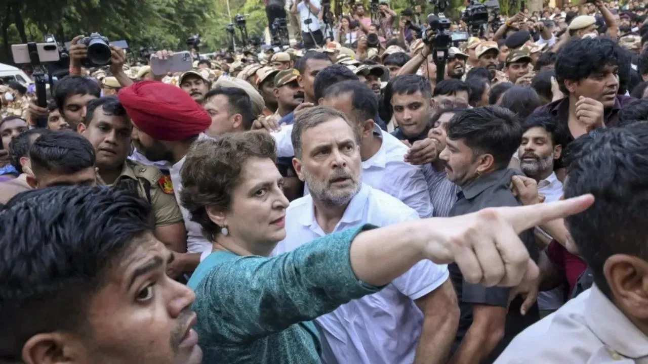 INDIA गठबंधन के सांसदों ने संसद में मीटिंग की, मुख्य चुनाव आयुक्त के इस्तीफे की मांग पर चौथे दिन का प्रदर्शन