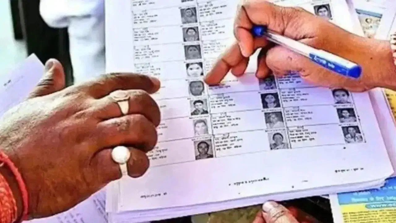 UP में SIR प्रक्रिया के दौरान अफसरों के तबादले पर चुनाव आयोग ने लगाई रोक, फाइनल वोटर लिस्ट 4 जनवरी को जारी